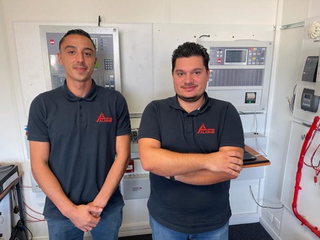 Photo de deux agents en formation ASD