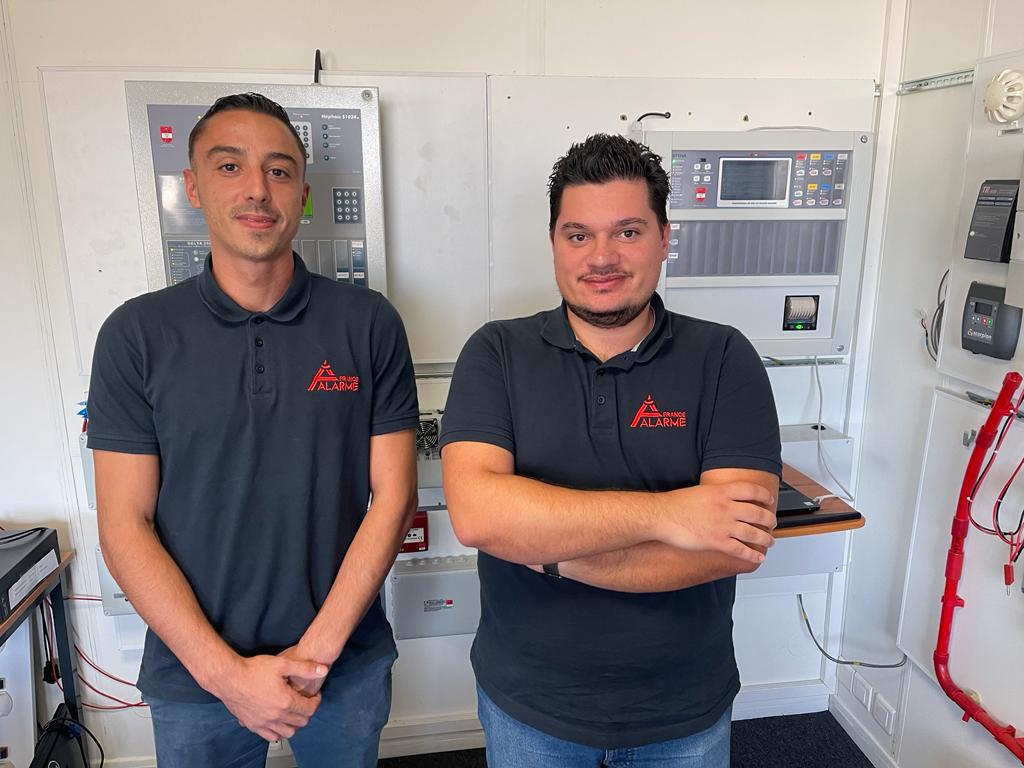 Photo de deux agents en formation ASD